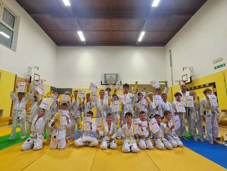 Več kot 130 mladih judoistov uspešno opravilo izpite za višje pasove (2)